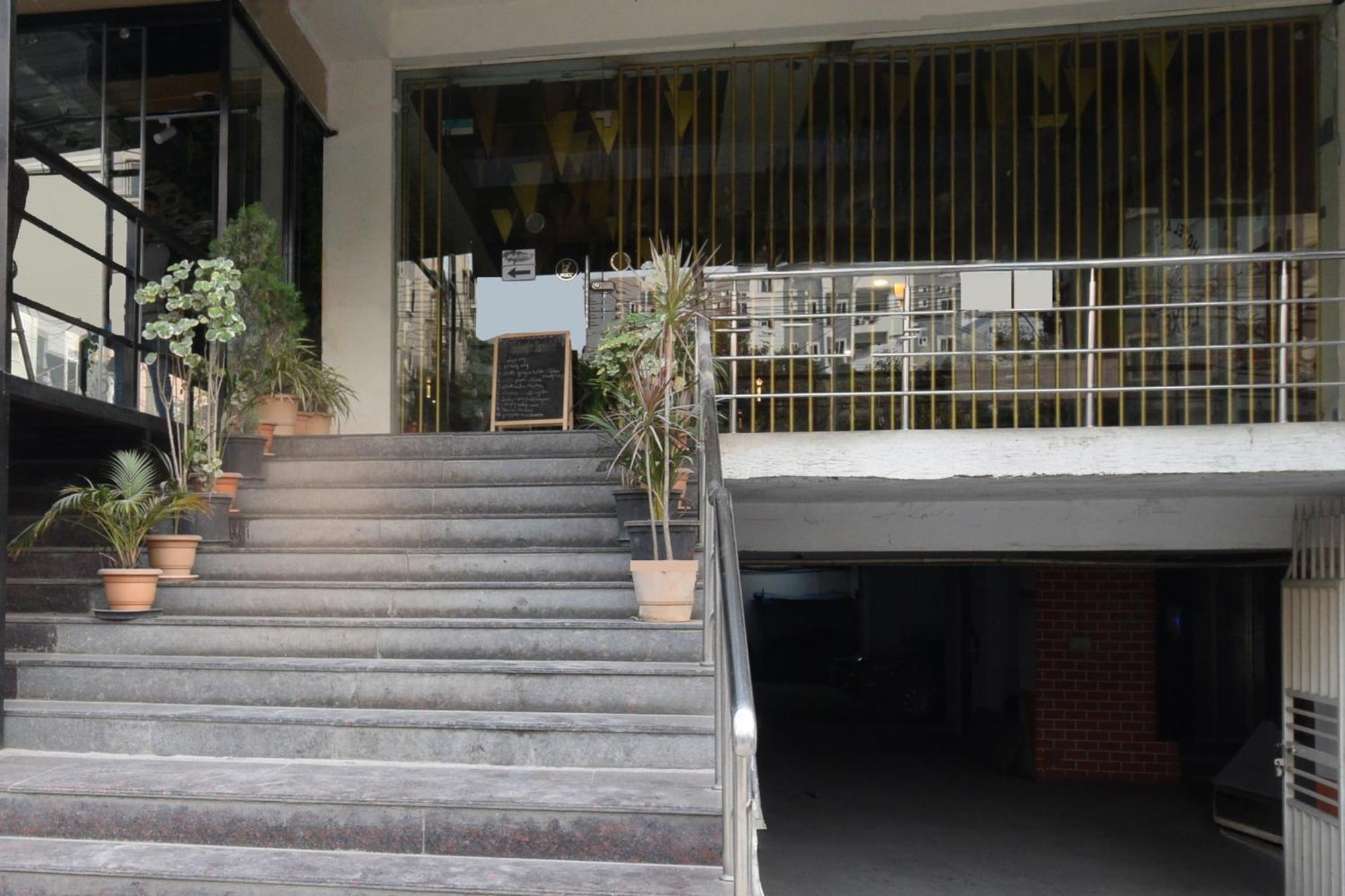 Super Townhouse Madhapur 100 Feet Road Formerly Jkc Grand Hyderabad Exterior photo