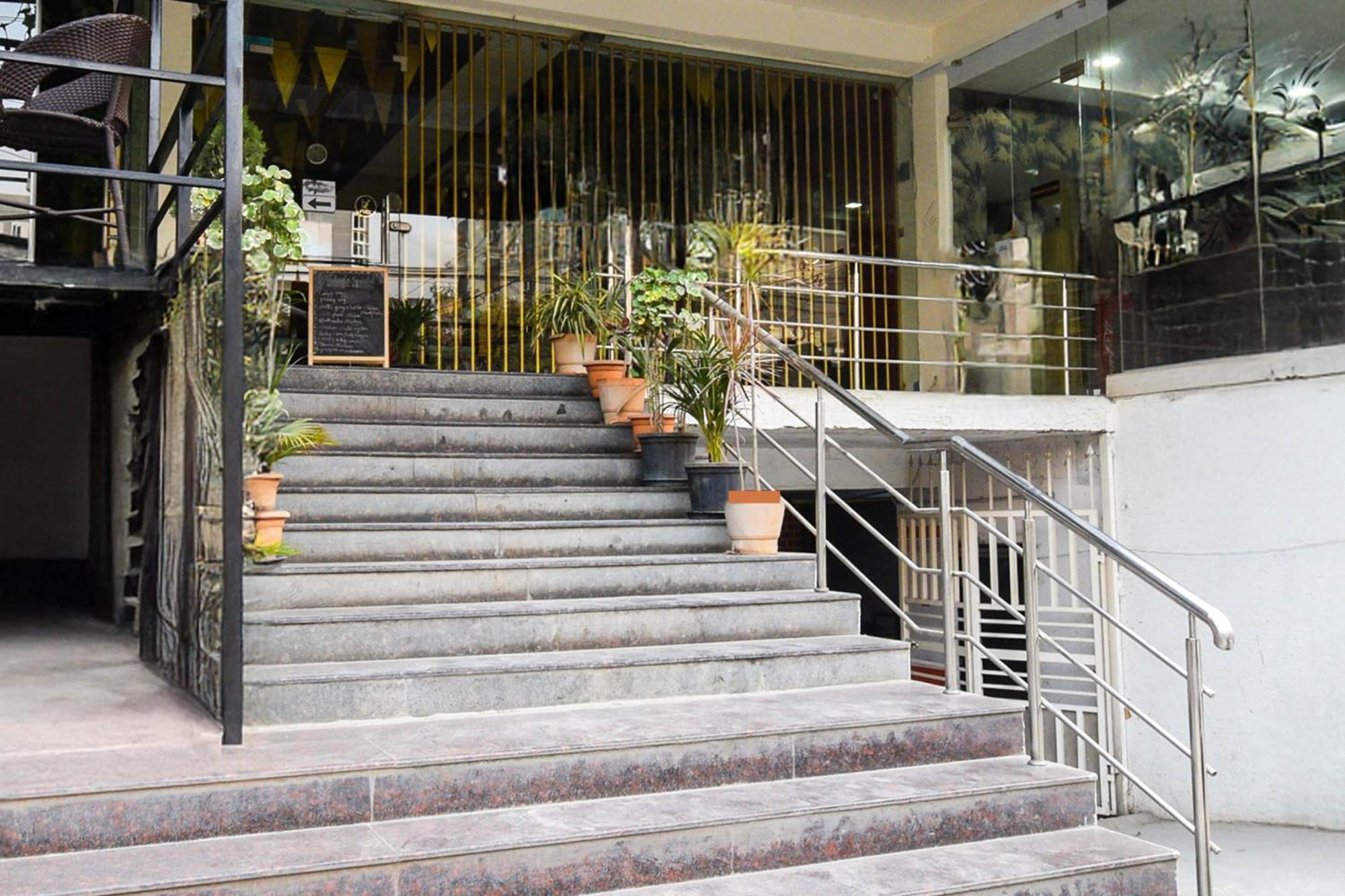 Super Townhouse Madhapur 100 Feet Road Formerly Jkc Grand Hyderabad Exterior photo