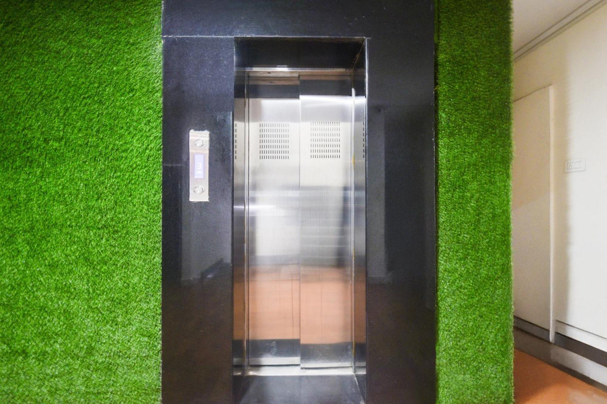 Super Townhouse Madhapur 100 Feet Road Formerly Jkc Grand Hyderabad Exterior photo