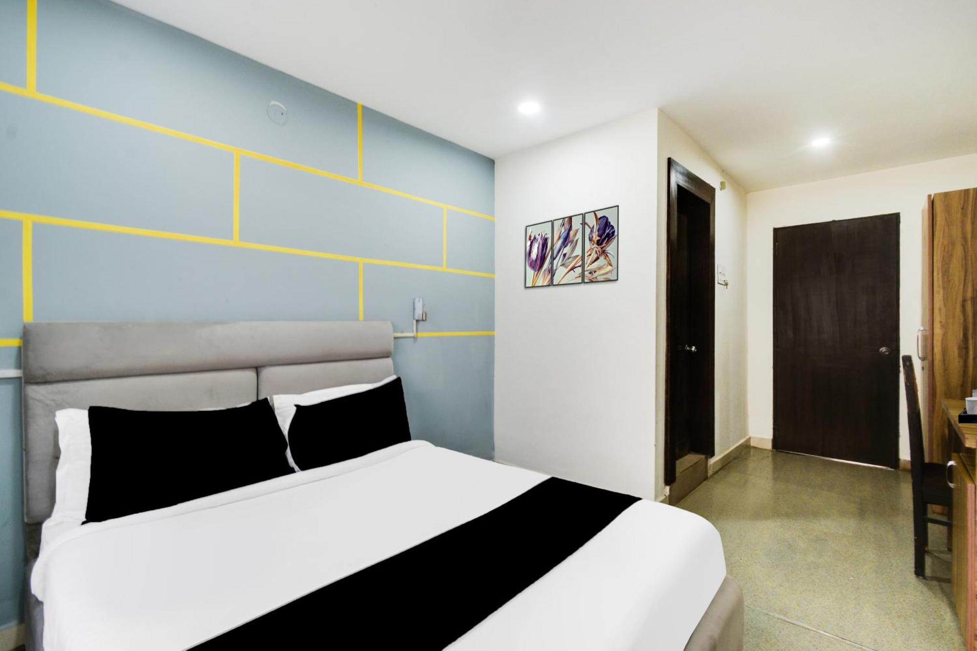 Super Townhouse Madhapur 100 Feet Road Formerly Jkc Grand Hyderabad Exterior photo