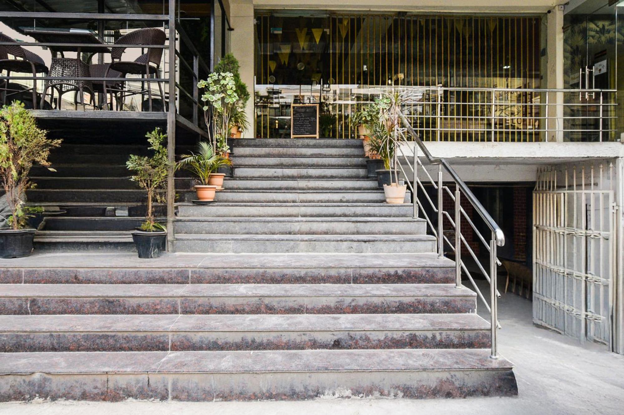 Super Townhouse Madhapur 100 Feet Road Formerly Jkc Grand Hyderabad Exterior photo