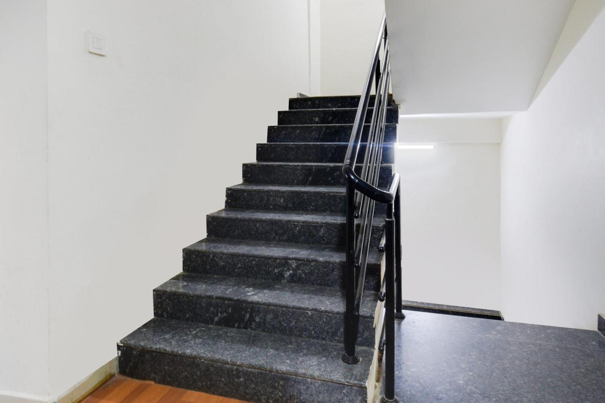 Super Townhouse Madhapur 100 Feet Road Formerly Jkc Grand Hyderabad Exterior photo