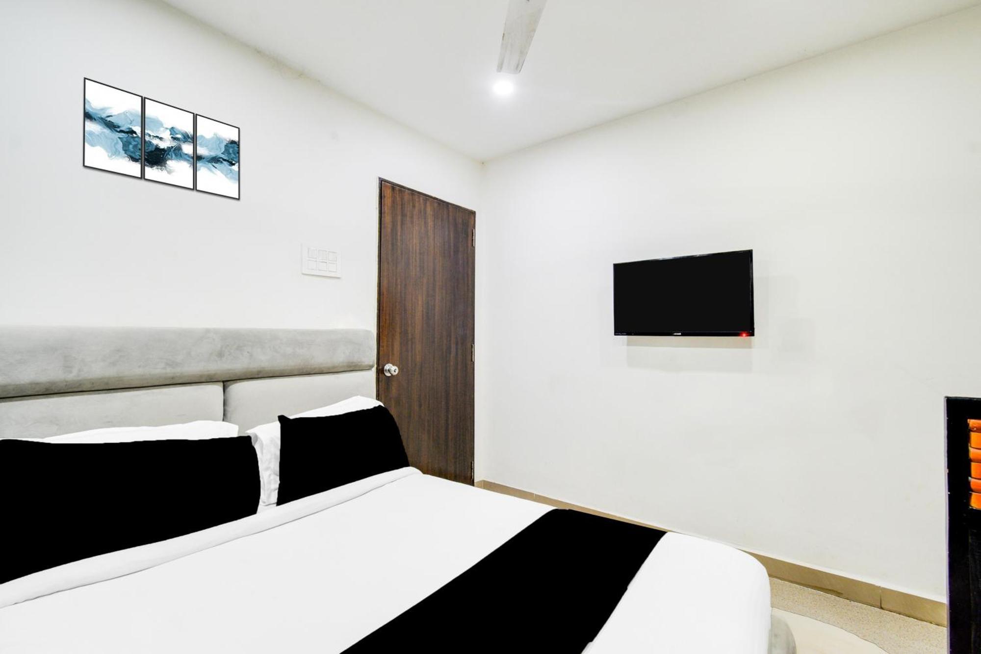 Super Townhouse Madhapur 100 Feet Road Formerly Jkc Grand Hyderabad Exterior photo