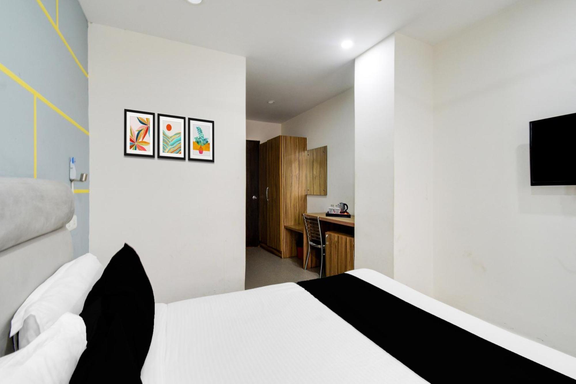 Super Townhouse Madhapur 100 Feet Road Formerly Jkc Grand Hyderabad Exterior photo